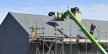 Pose de tuiles d'une nouvelle toiture Installation d'une toiture neuve